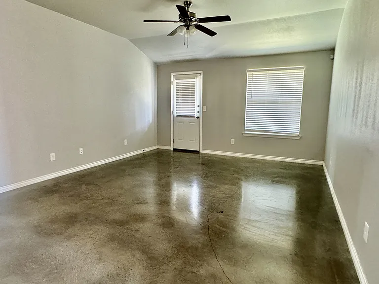 400 Lowes Blvd #B — Photo 4