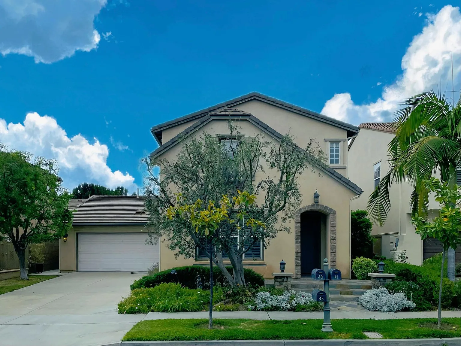 4 bed, 2923 sqft, $6,500 — Photo 2
