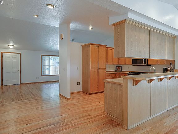 5th image of 785 SE 40th Ct