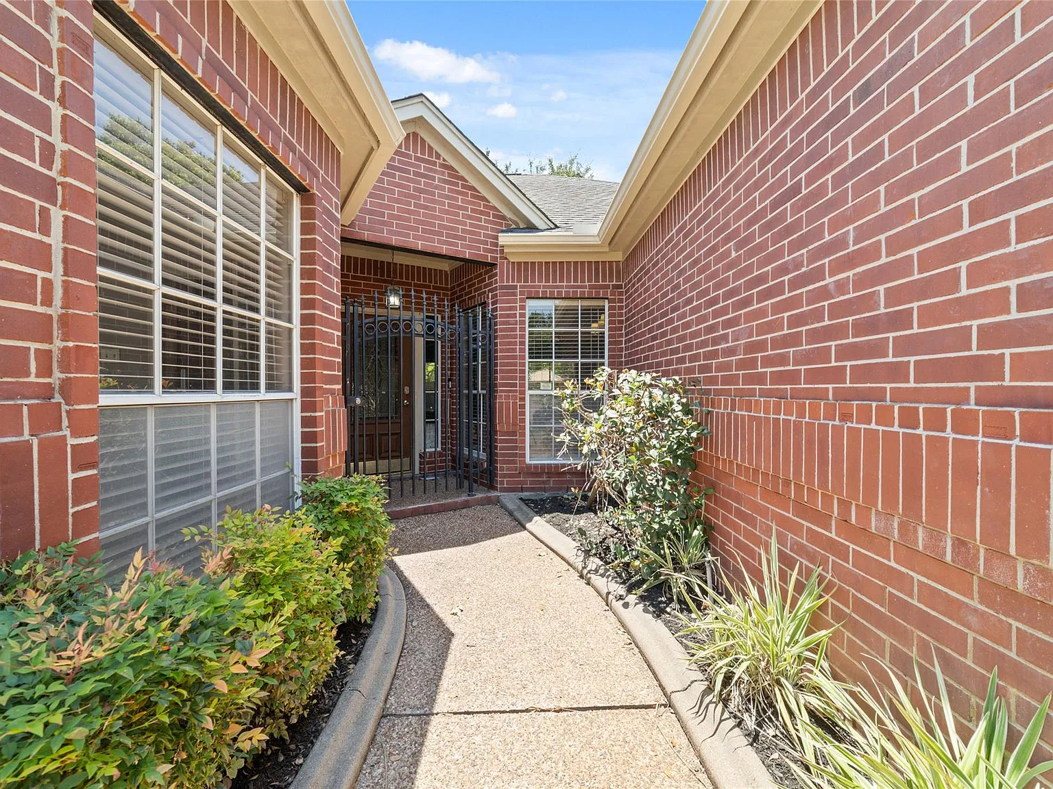 3 bed, 2.0 bath, 2237 sqft, $2,500 — Photo 3