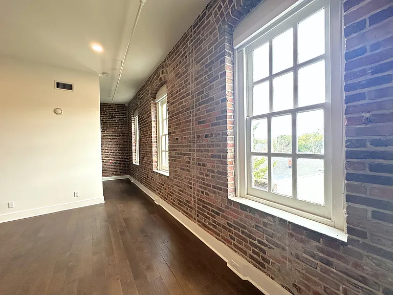 921 Dauphin St — Photo 4