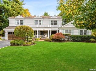 11 Maplewood Ln, Roslyn, NY 11576