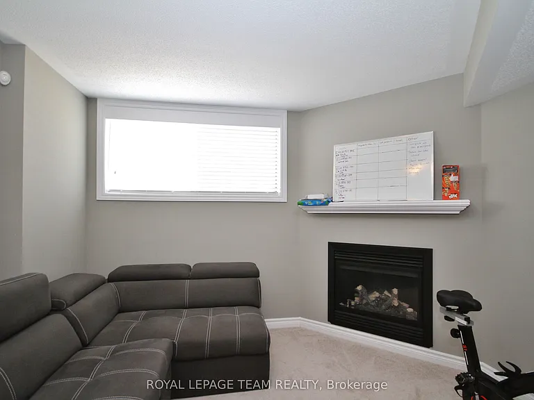 302 Tourmaline Cres — Photo 28
