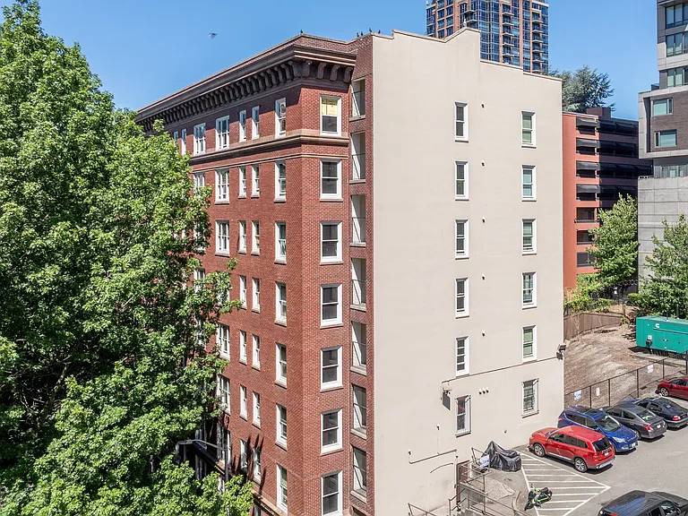 Cambridge Apartments — Photo 22