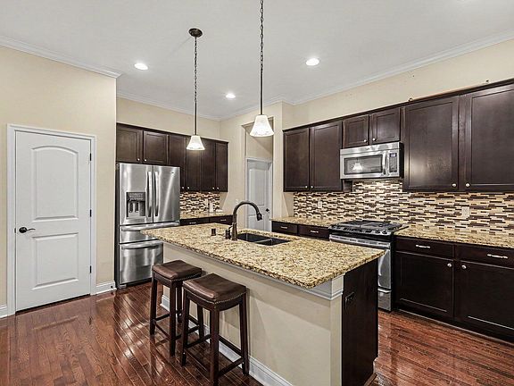 3rd image of 957 Woodsedge Dr