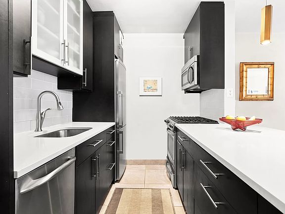 3rd image of 30 W 60th St APT 6W