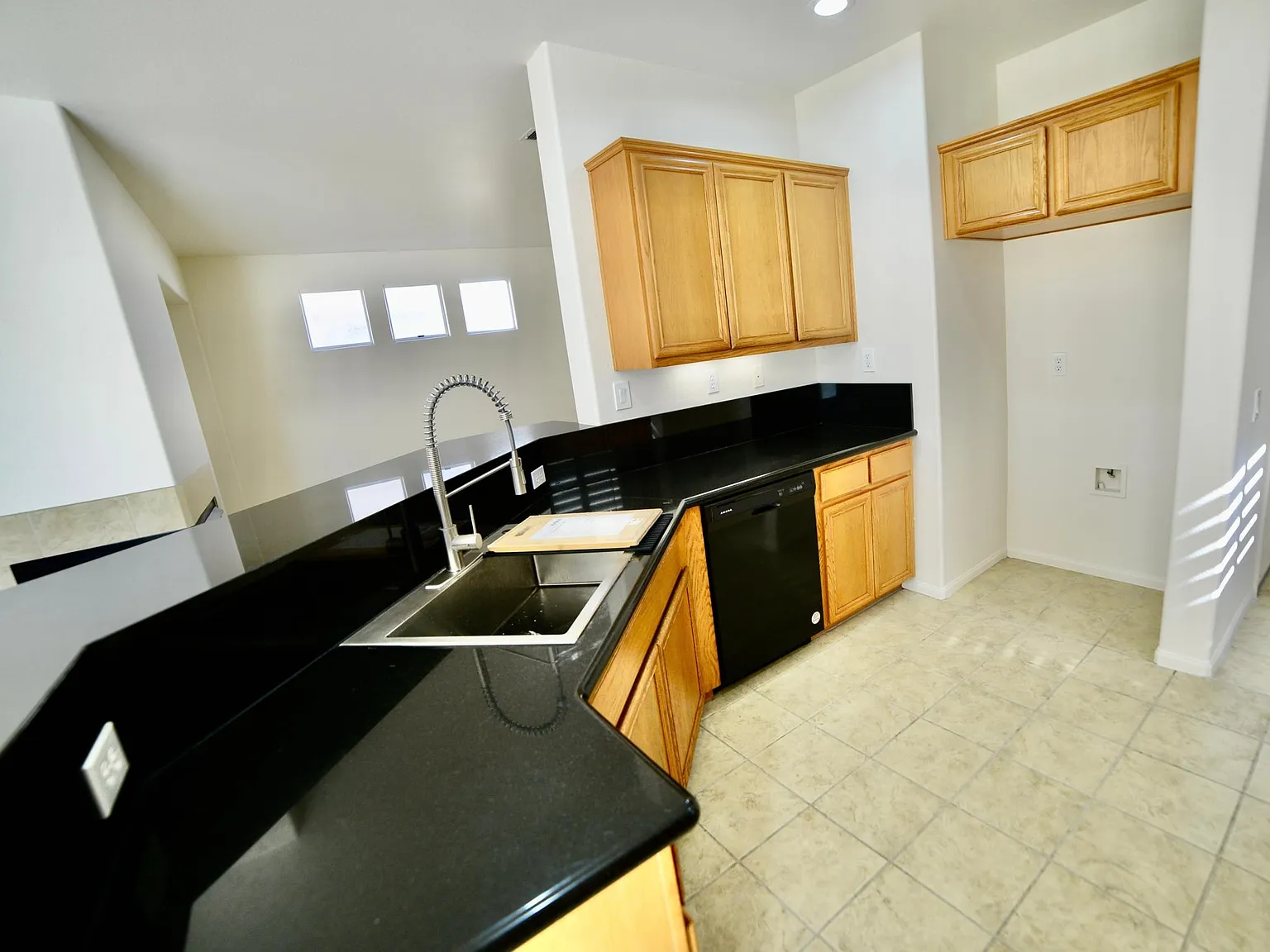 5 bed, 3.5 bath, 2410 sqft, $4,850 — Photo 2