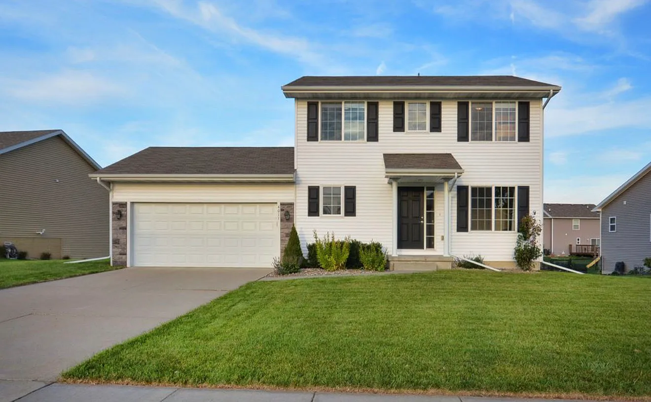 3 bed, 2.5 bath, 1456 sqft, $1,996 — Photo 1