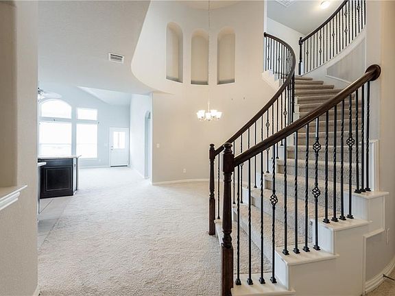3rd image of 119 Plantain Dr