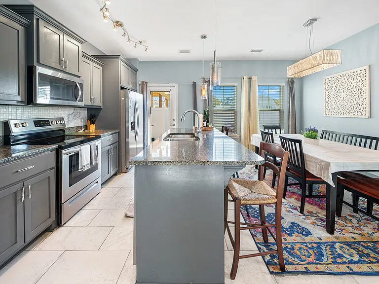 6104 Beach Dr — Photo 8