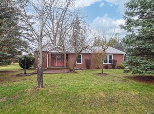 1110 Thames Dr, Rochester Hills, MI 48307