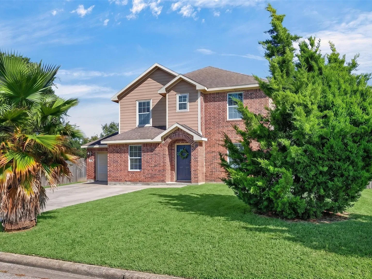 4 bed, 2.5 bath, 1996 sqft, $2,300 — Photo 3