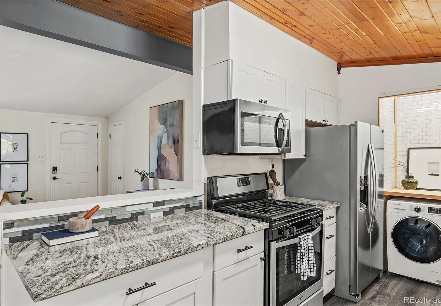 3 bed, 2.0 bath, 1056 sqft, $2,925 — Photo 3