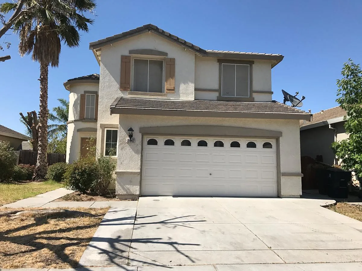 4 bed, 2420 sqft, $2,950 — Photo 2