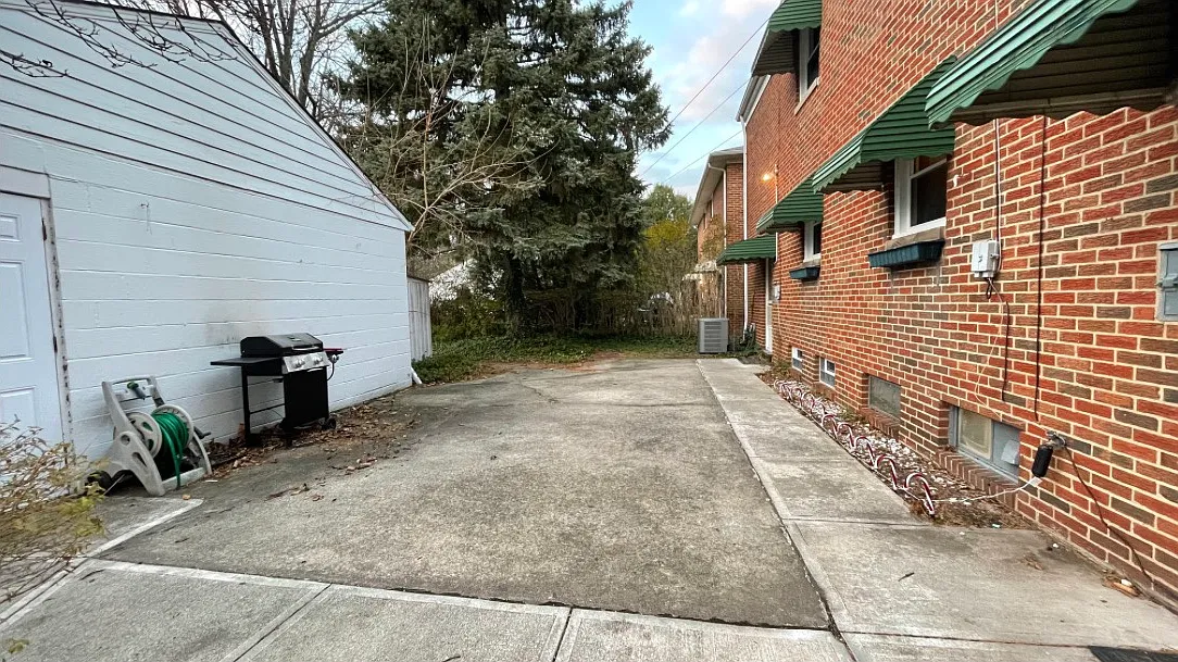 3 bed, 1215 sqft, $1,900 — Photo 2