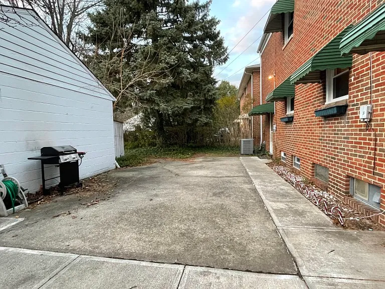 27070 Lake Shore Blvd — Photo 2