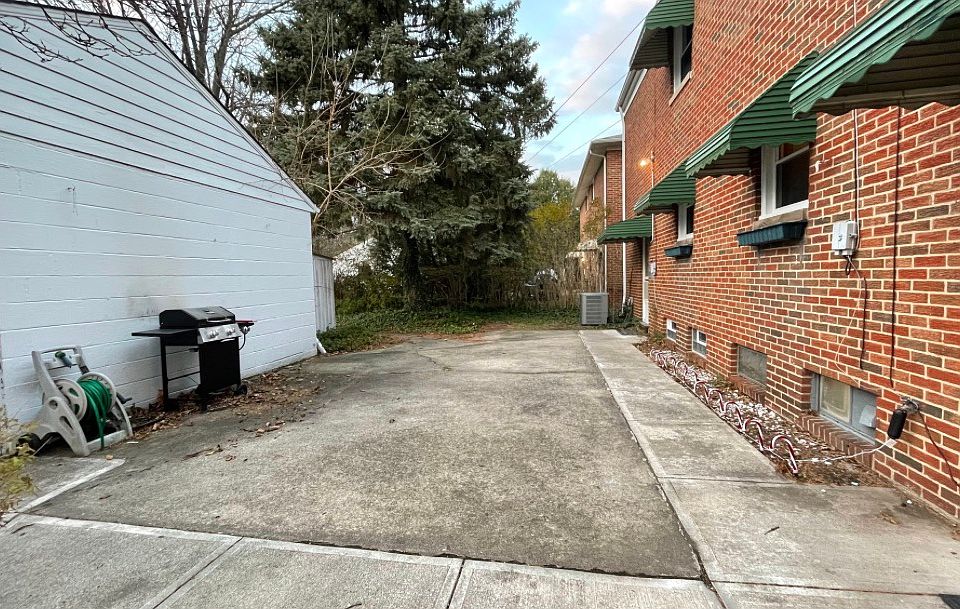 2nd image of 27070 Lake Shore Blvd