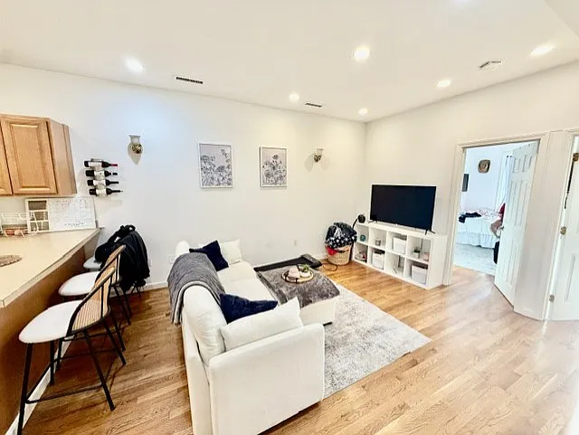 2 bed, 9999 sqft, $3,200 — Photo 3