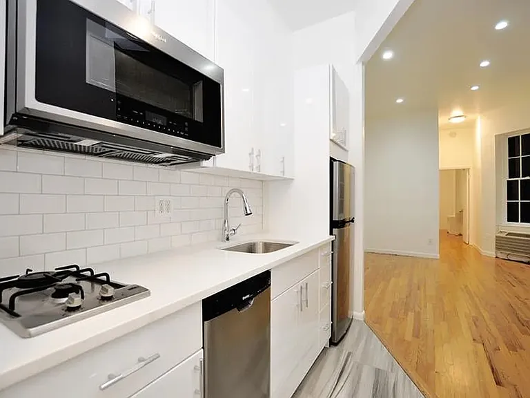 220 W 20th St #1RW — Photo 9