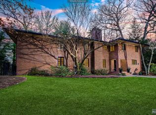 81 N Hillside Pl, Ridgewood, NJ 07450