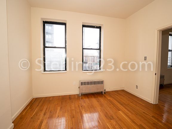 4th image of 27-16 Hoyt Ave S #5