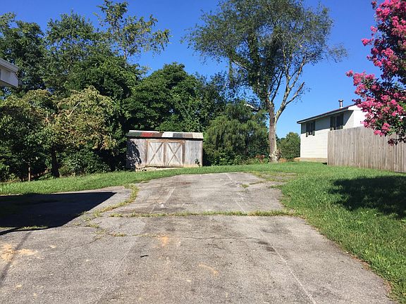 5th image of 90 Skyline St NE