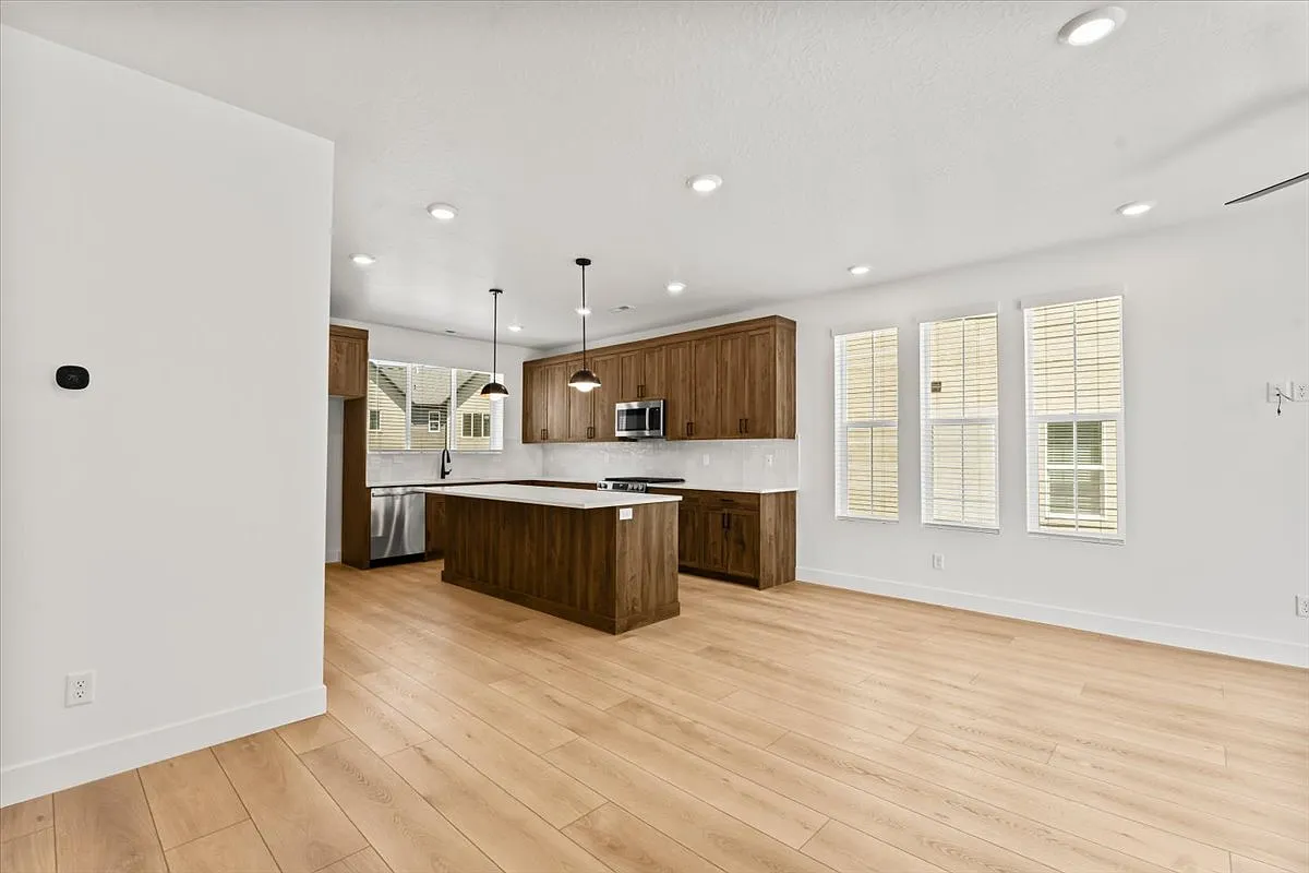 3 bed, 1512 sqft, $2,975 — Photo 3