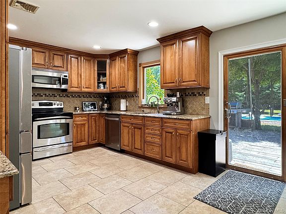 5th image of 15 Whitetail Court