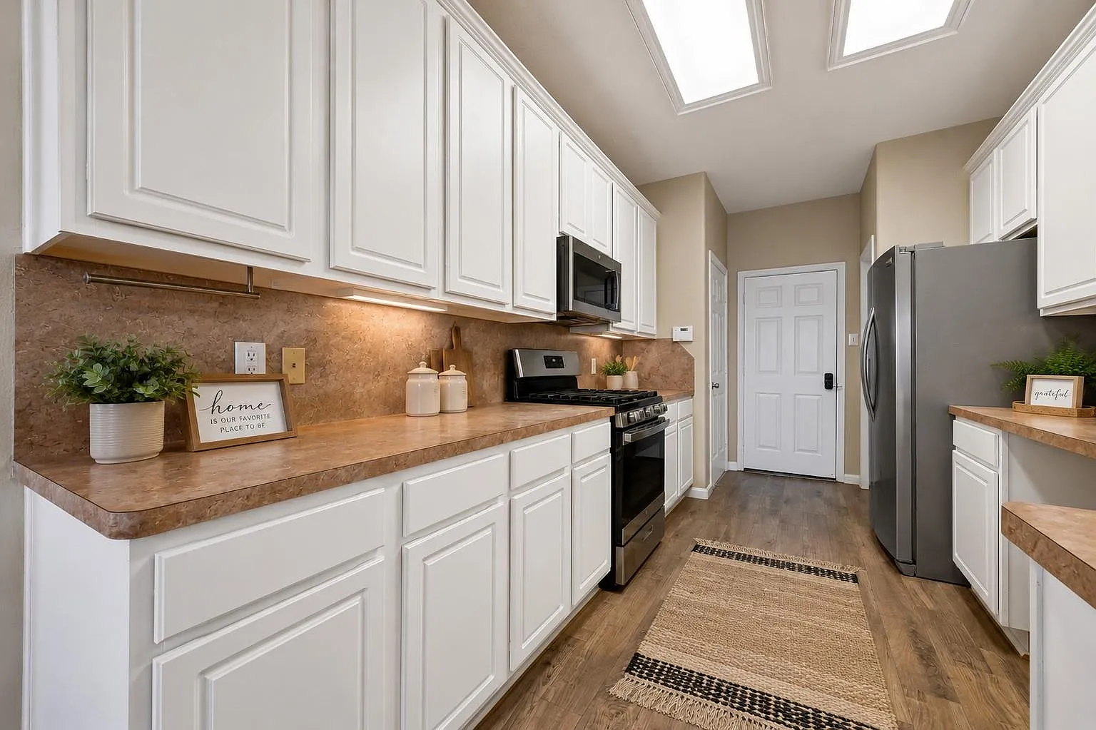 3 bed, 2.5 bath, 1607 sqft, $2,000 — Photo 4