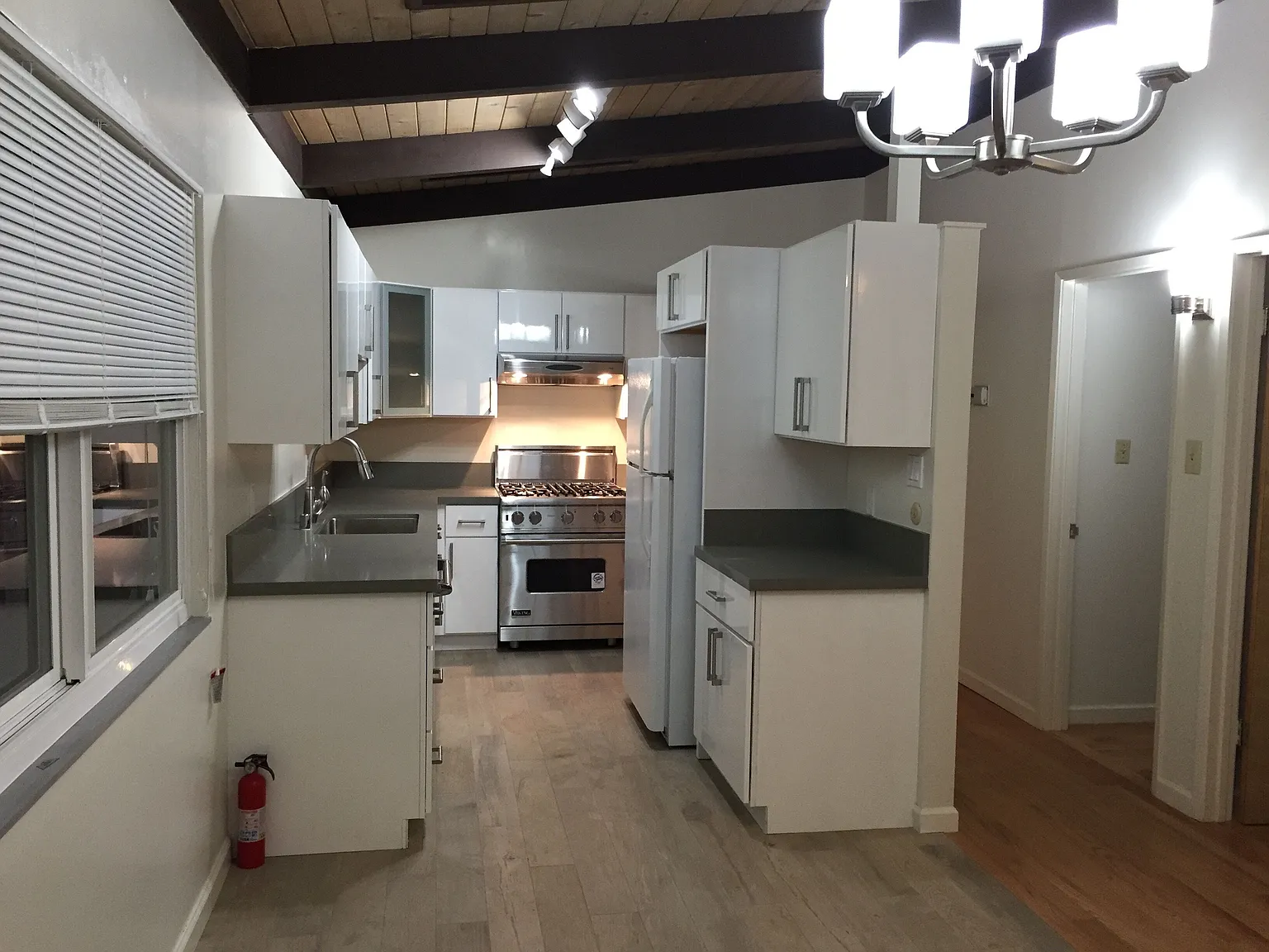 3 bed, 2.0 bath, 1350 sqft, $3,600 — Photo 3