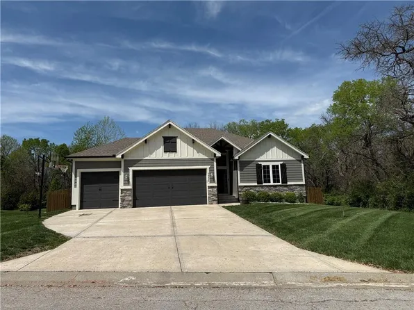 20906 Larkspur Dr, Peculiar, MO 64078