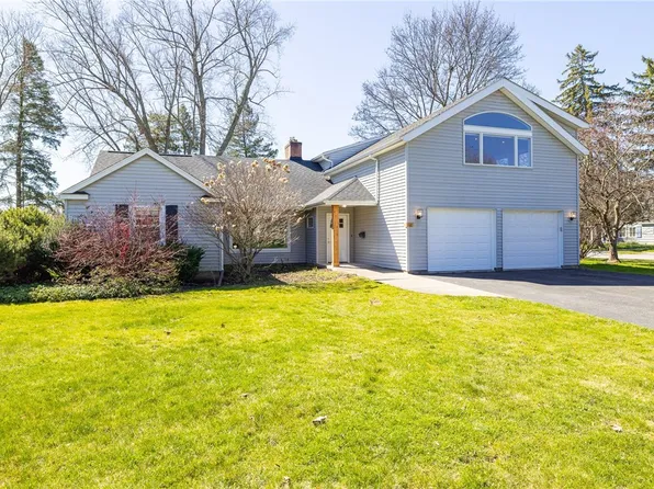 11 Esplanade Dr, Rochester, NY 14610