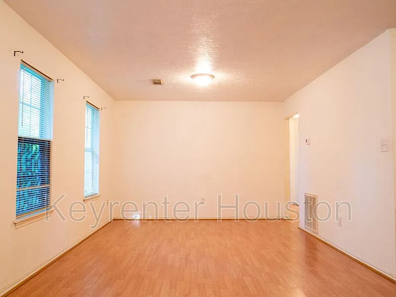 3 bed, 2.0 bath, 1056 sqft, $1,350 — Photo 4