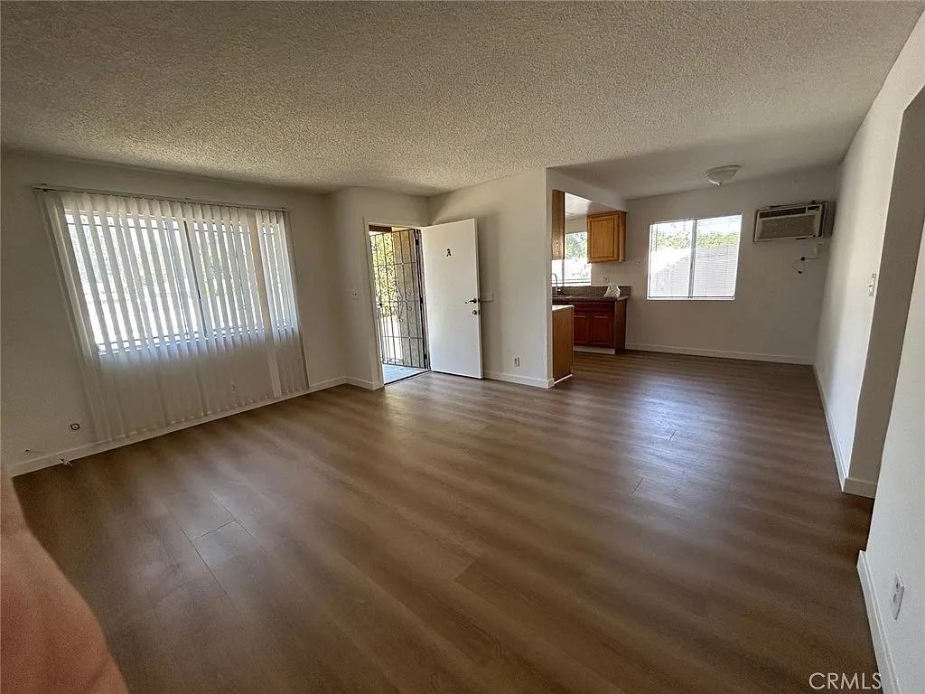 2 bed, 850 sqft, $2,600 — Photo 3