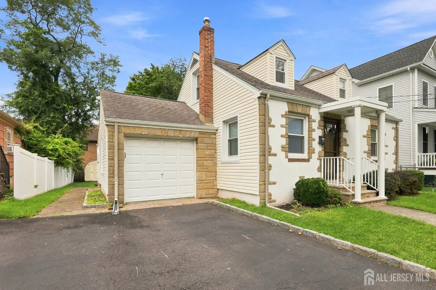 4 bed, 1.0 bath, 1092 sqft, $3,500 — Photo 2