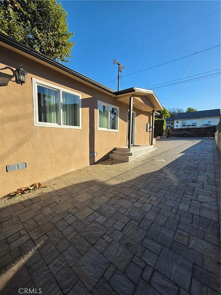 2 bed, 726 sqft, $3,295 — Photo 2