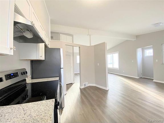 3rd image of 22837 Sunnyside St
