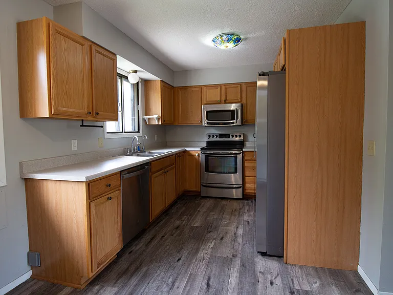 1000 S Lakota Ave — Photo 2