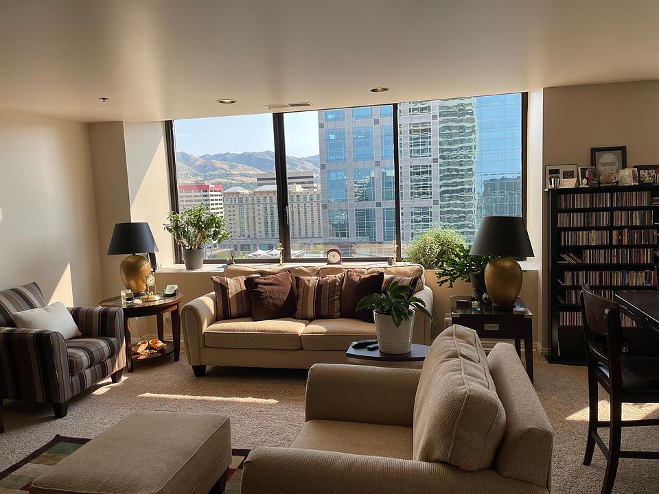 Living room furnished view