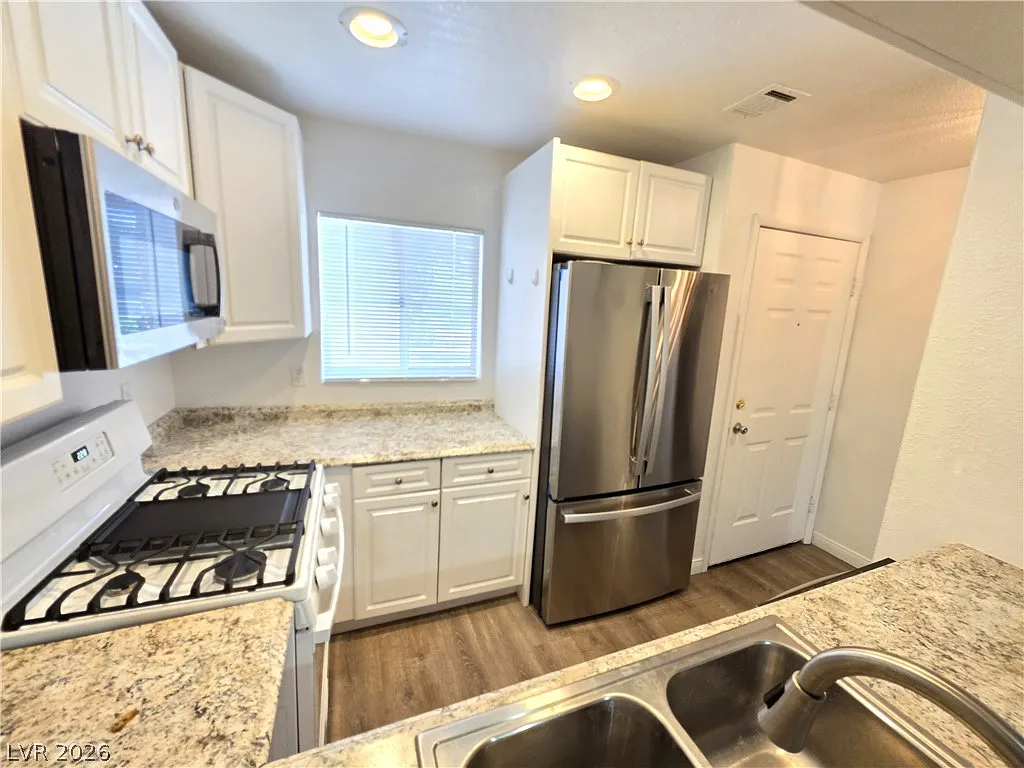 2 bed, 2.0 bath, 989 sqft, $1,295 — Photo 4