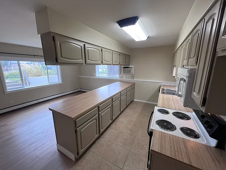 1402 Emery Ct #1 — Photo 4