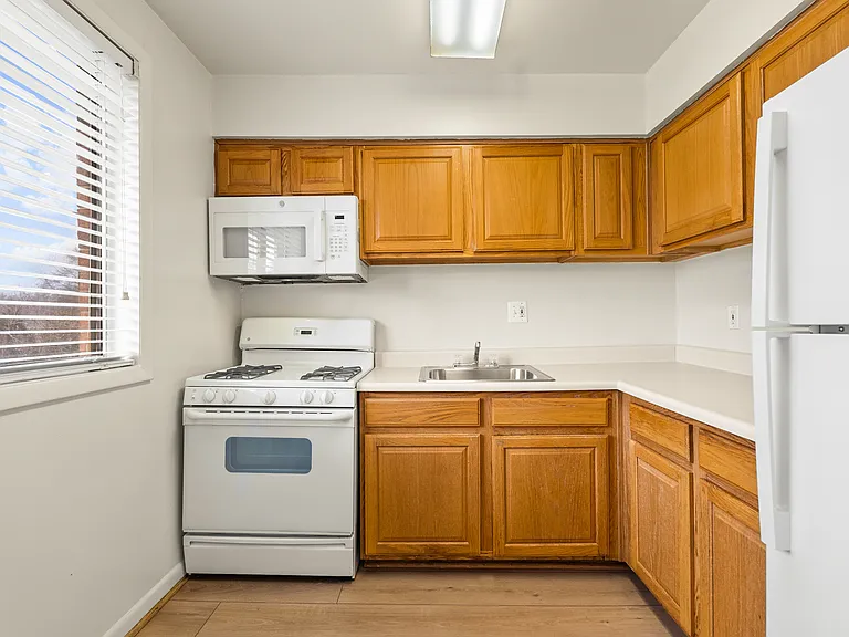 International Apartments — Photo 13