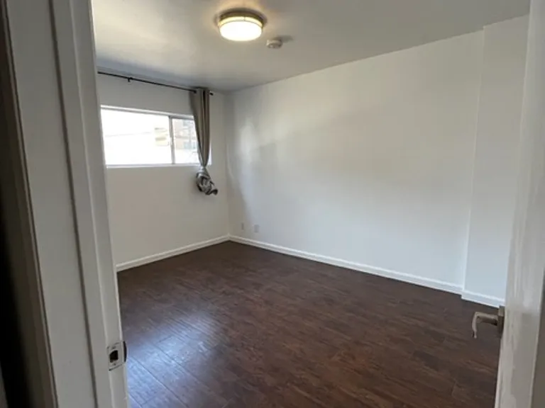 1380 W 9th St — Photo 8