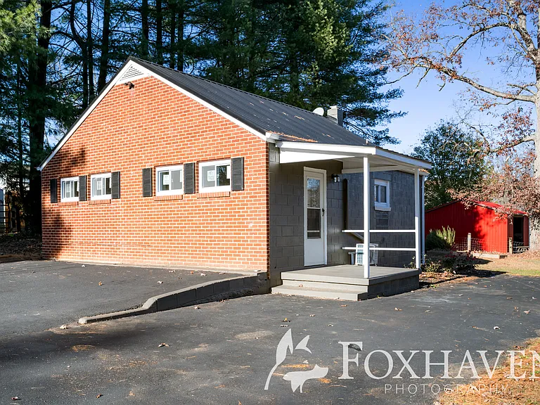 1137 E Keswick Rd — Photo 1