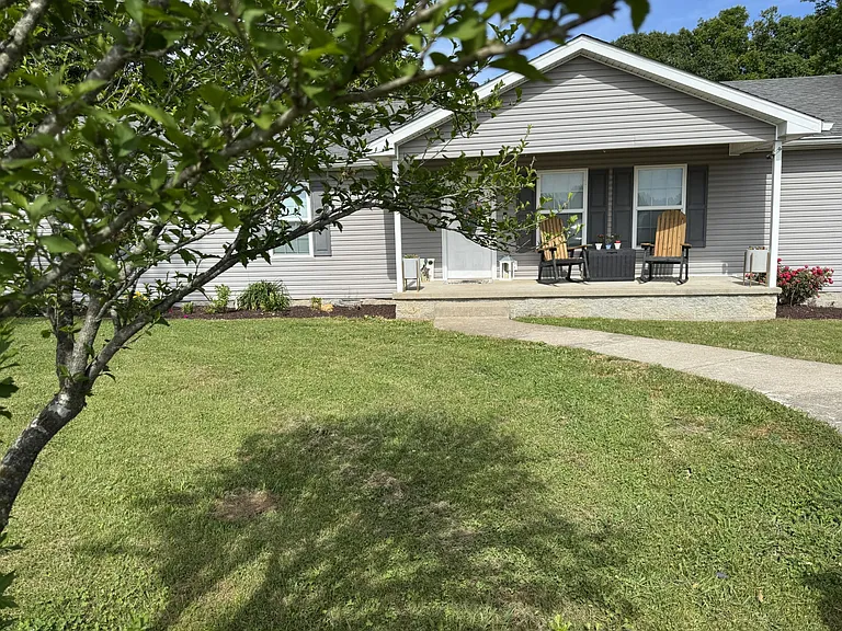 105 Larkins Dr — Photo 3