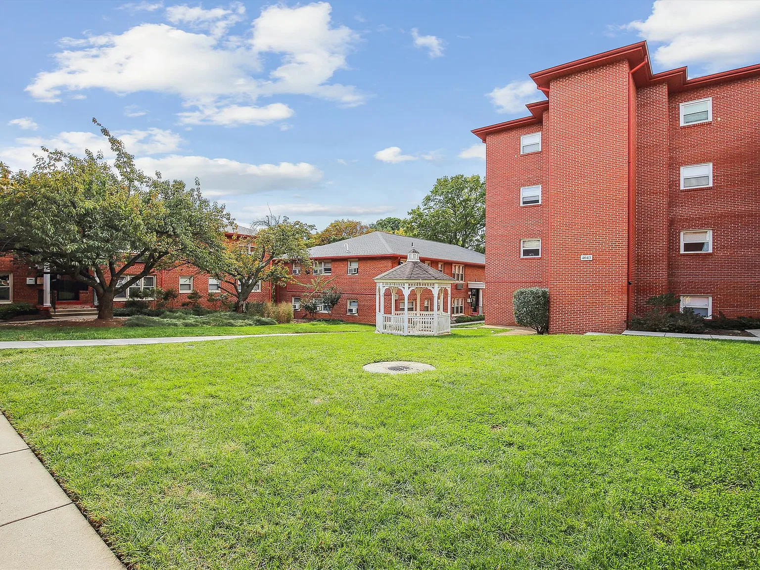 1 bed, 1.0 bath, 588 sqft, $1,680 — Photo 2