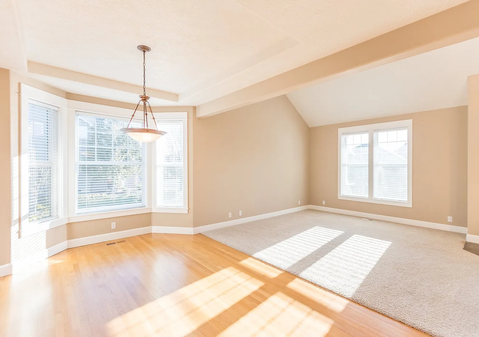 Beautiful 4 Bedroom home in Cascade Crest Available Now !! — Photo 2