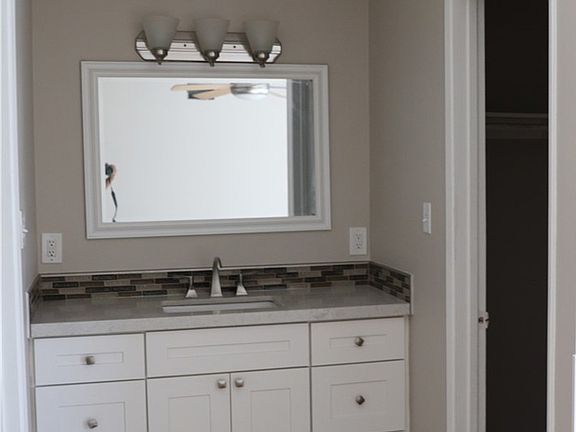 5th image of 2410 N Justin Ave
