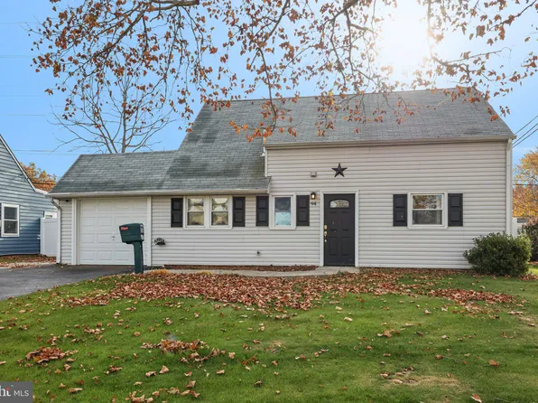 94 Coral Ln, Levittown, PA 19055