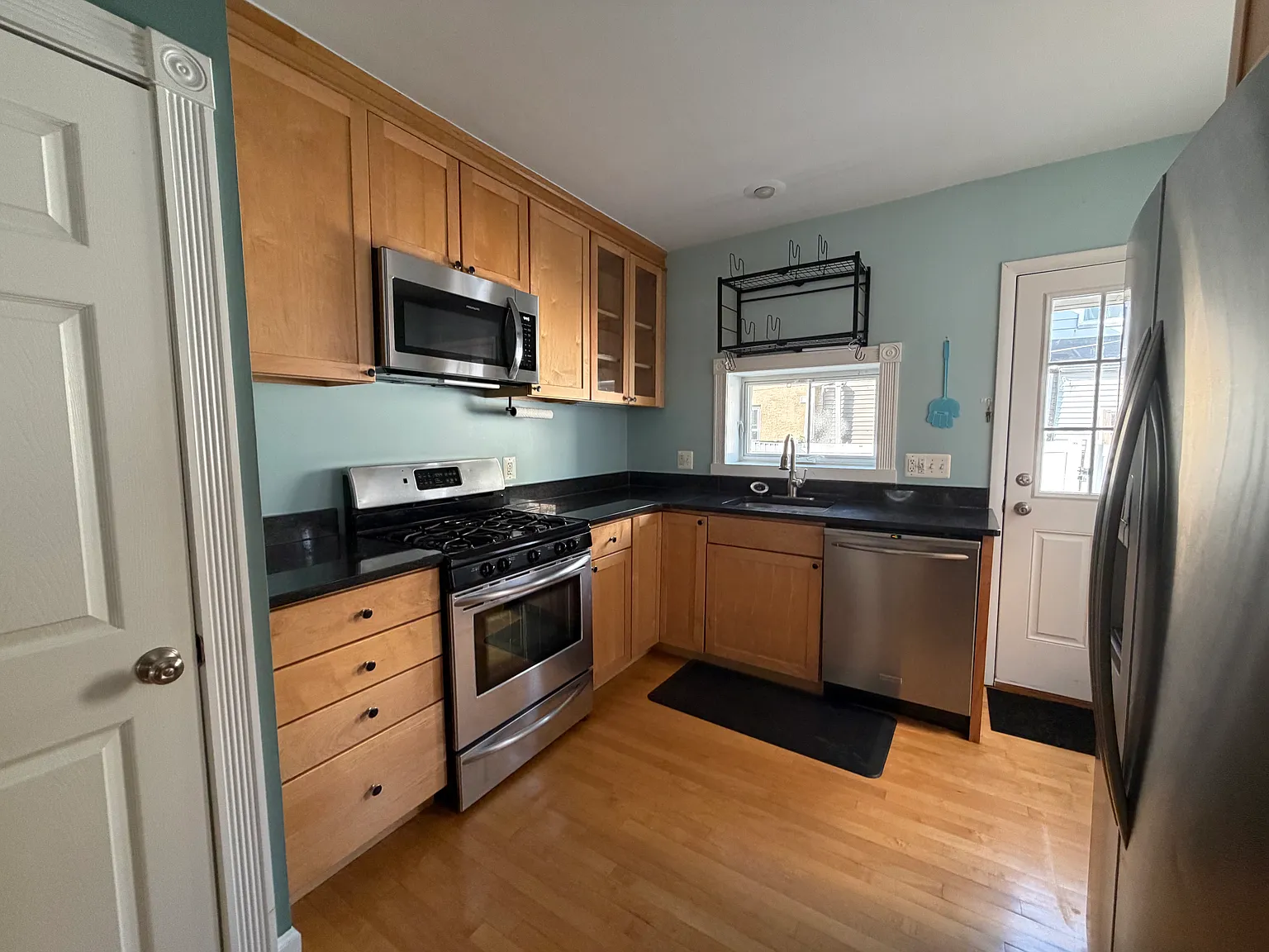 2533 Christian St — Photo 4